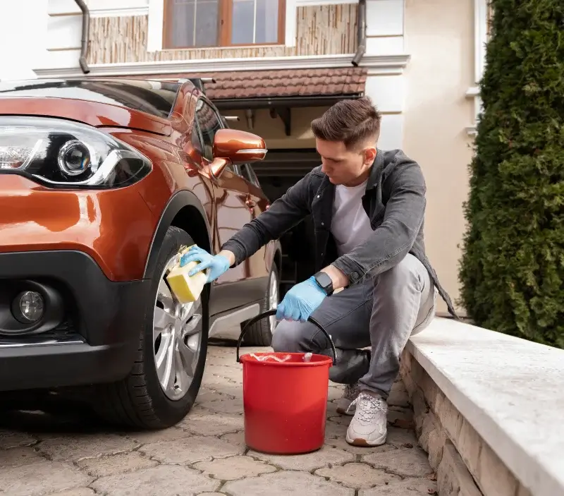 Lavage auto à domicile Alise-Sainte-Reine : professionnel intervenant sur un véhicule